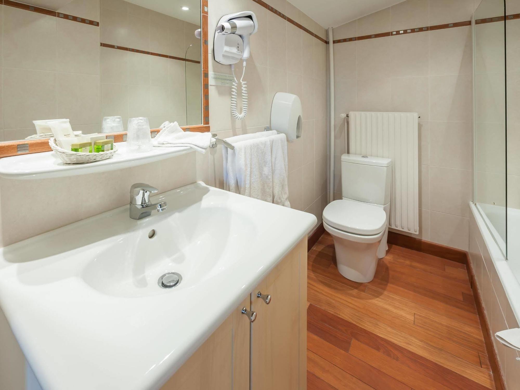 Hotel Restaurant Emile Job Montmerle-sur-Saone Екстериор снимка
